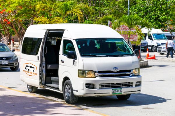 Maxi Cab Ride Melbourne for Group Travel and Airport Transfers